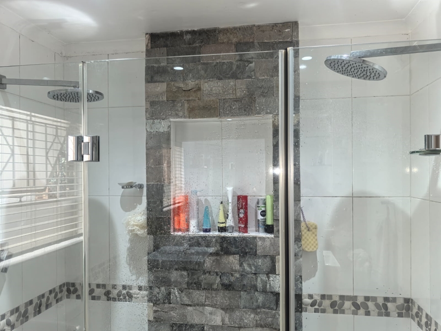 4 Bedroom Property for Sale in Helderkruin Gauteng