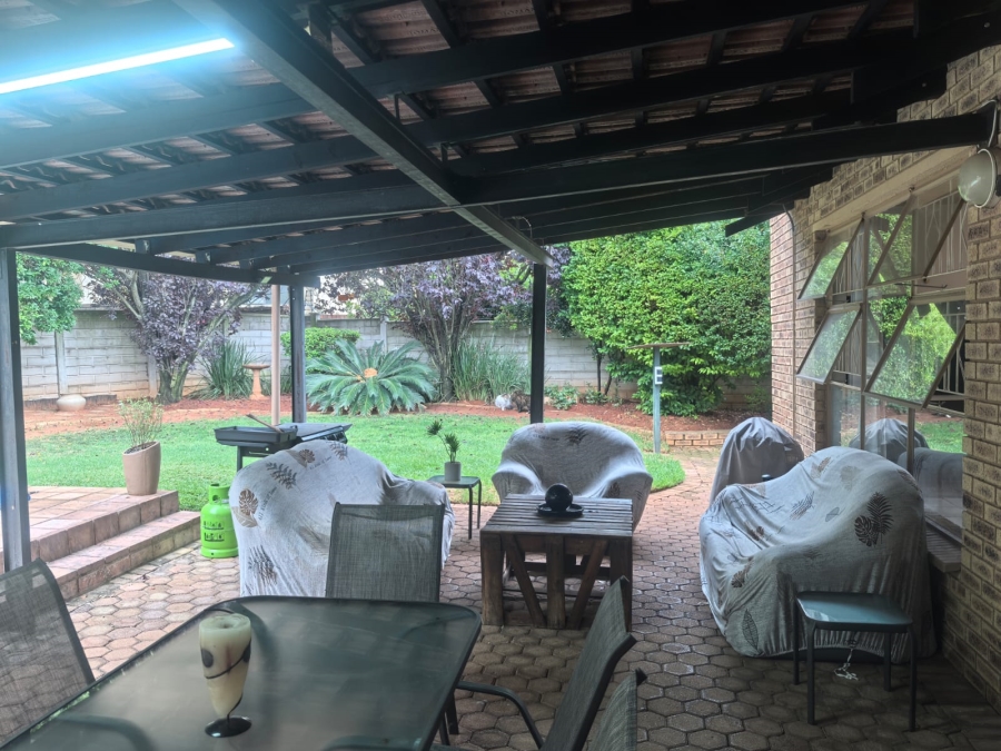 4 Bedroom Property for Sale in Helderkruin Gauteng