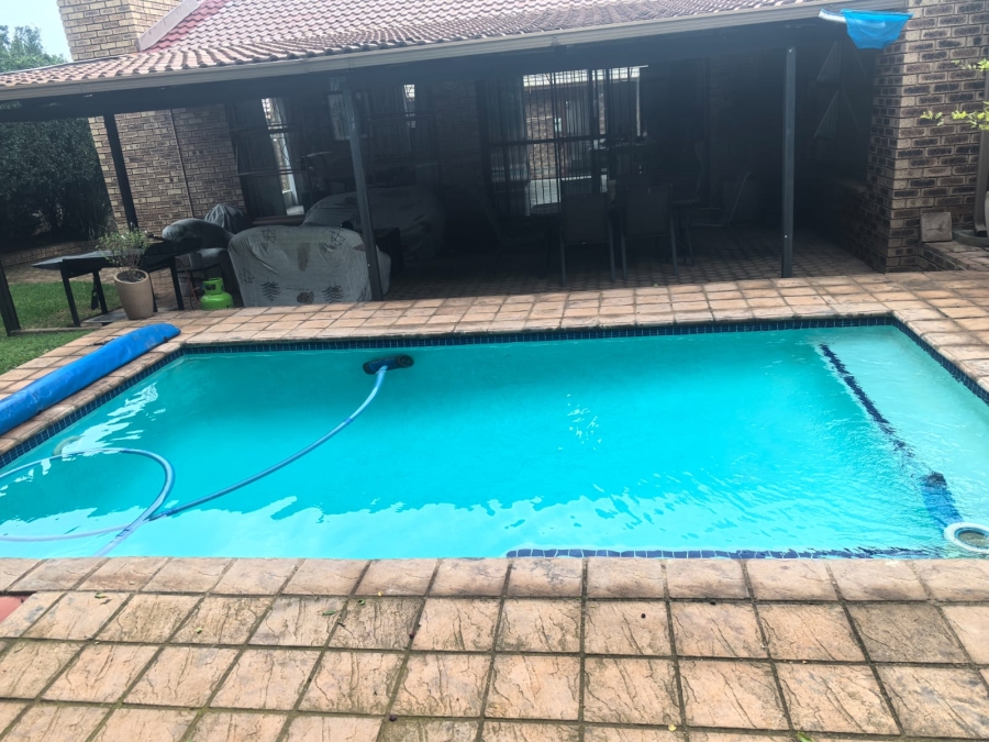 4 Bedroom Property for Sale in Helderkruin Gauteng