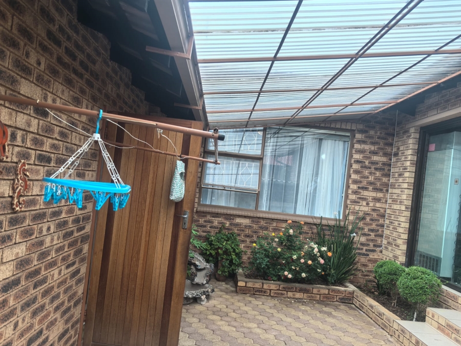 4 Bedroom Property for Sale in Helderkruin Gauteng