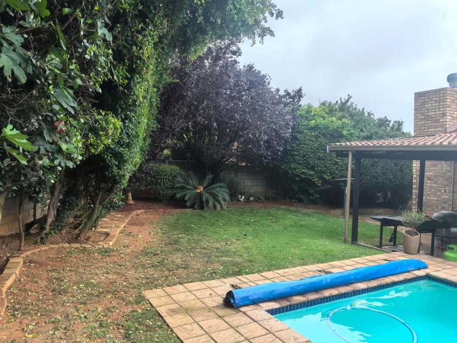 4 Bedroom Property for Sale in Helderkruin Gauteng