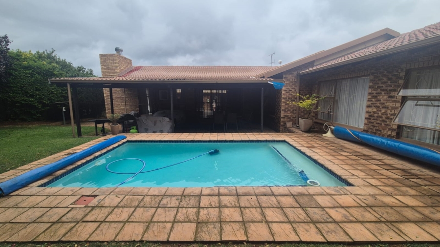 4 Bedroom Property for Sale in Helderkruin Gauteng