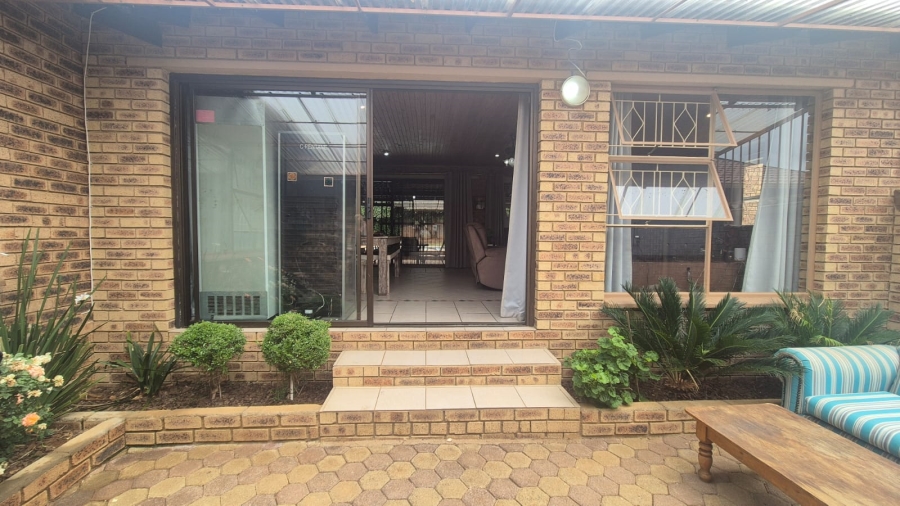 4 Bedroom Property for Sale in Helderkruin Gauteng