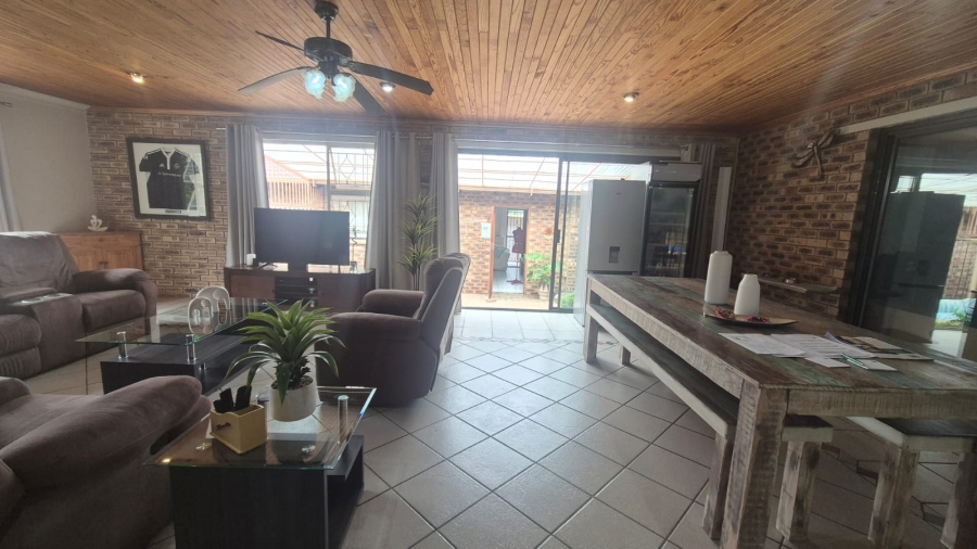 4 Bedroom Property for Sale in Helderkruin Gauteng