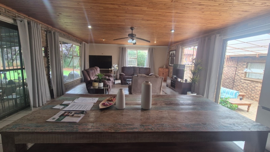 4 Bedroom Property for Sale in Helderkruin Gauteng