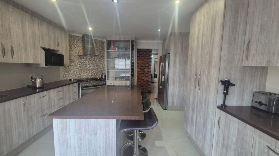 4 Bedroom Property for Sale in Helderkruin Gauteng