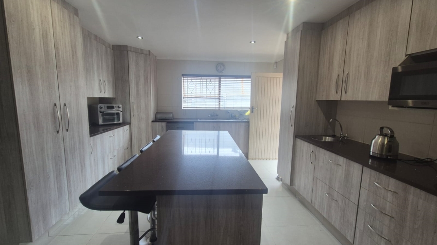 4 Bedroom Property for Sale in Helderkruin Gauteng