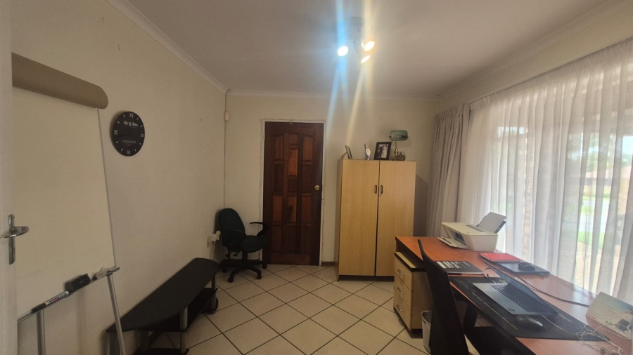 4 Bedroom Property for Sale in Helderkruin Gauteng