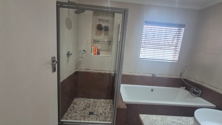 4 Bedroom Property for Sale in Helderkruin Gauteng