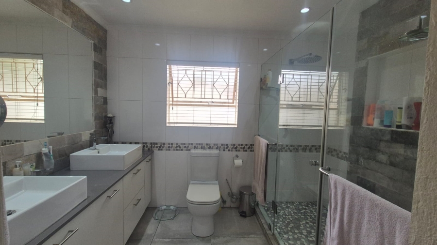 4 Bedroom Property for Sale in Helderkruin Gauteng