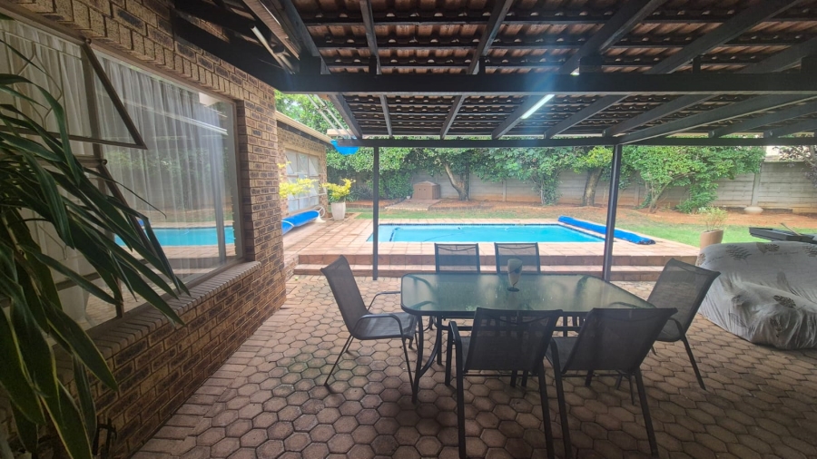 4 Bedroom Property for Sale in Helderkruin Gauteng