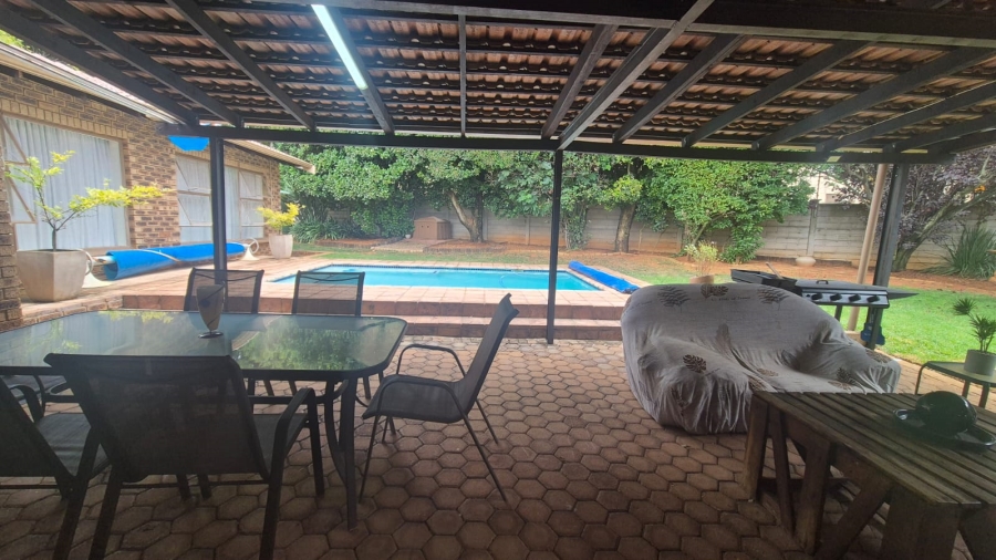 4 Bedroom Property for Sale in Helderkruin Gauteng