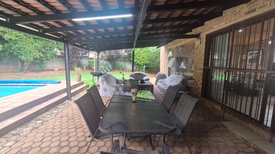 4 Bedroom Property for Sale in Helderkruin Gauteng