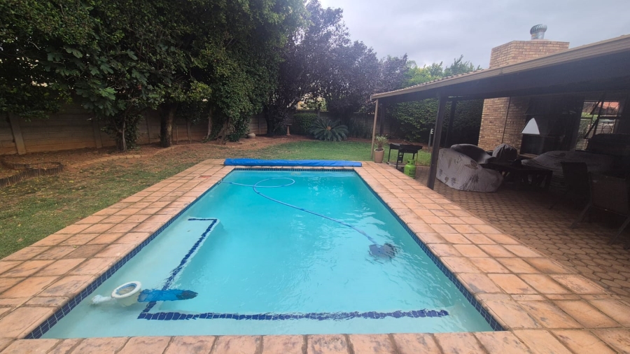 4 Bedroom Property for Sale in Helderkruin Gauteng