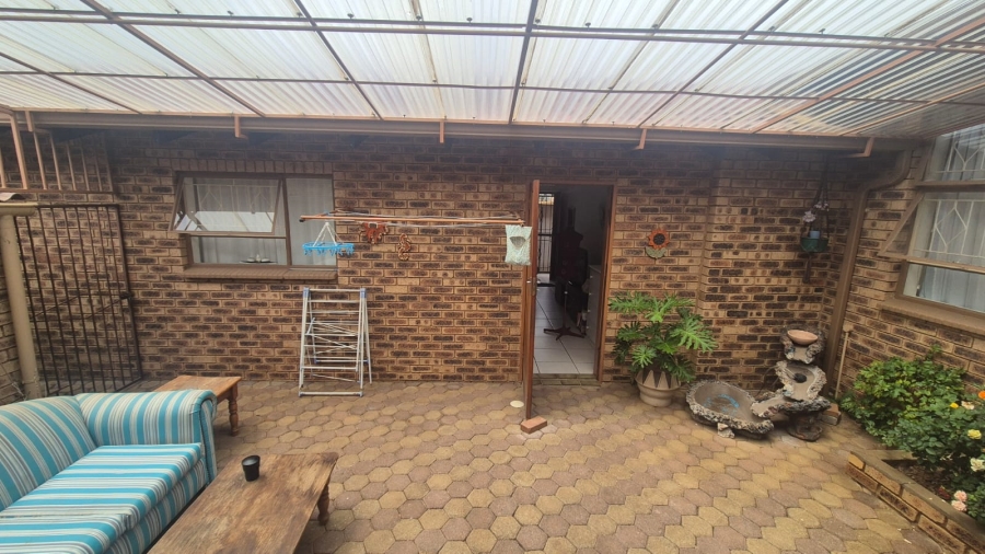 4 Bedroom Property for Sale in Helderkruin Gauteng
