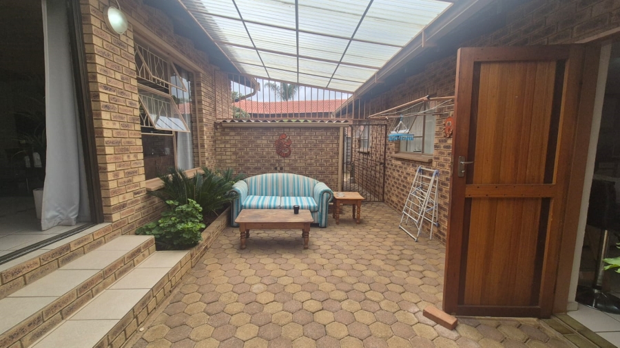 4 Bedroom Property for Sale in Helderkruin Gauteng