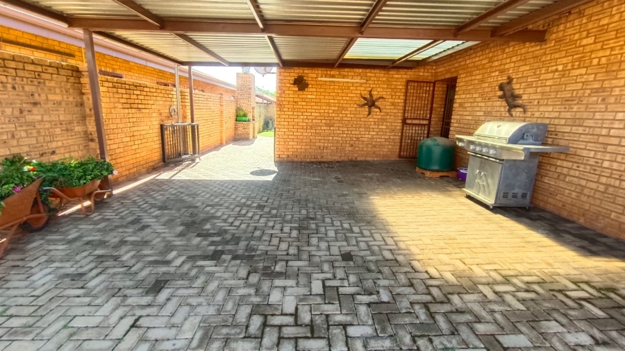 3 Bedroom Property for Sale in Eike Park Gauteng