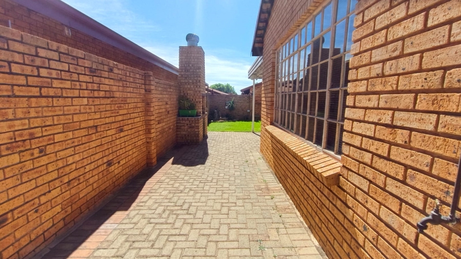 3 Bedroom Property for Sale in Eike Park Gauteng