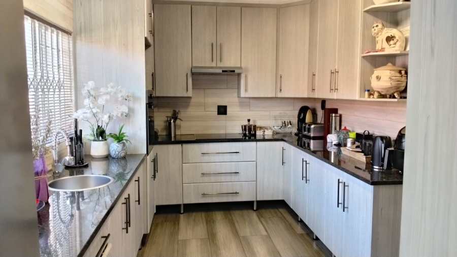 5 Bedroom Property for Sale in Greenhills Gauteng