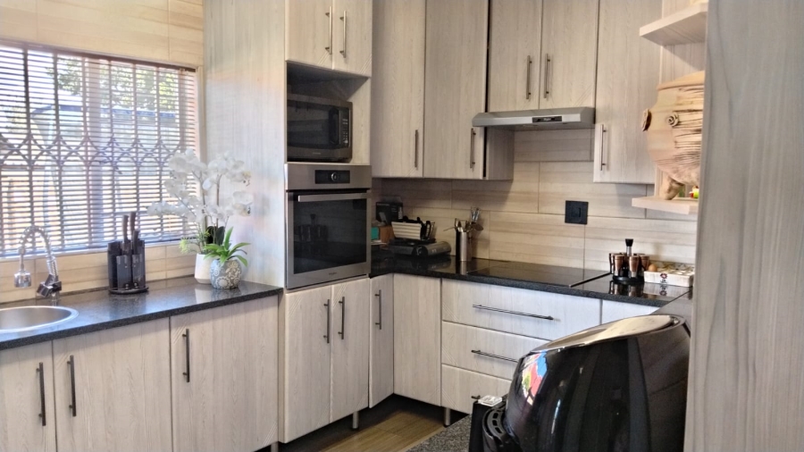 5 Bedroom Property for Sale in Greenhills Gauteng