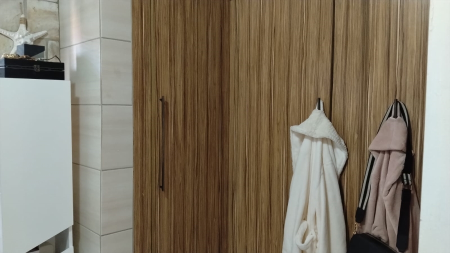 5 Bedroom Property for Sale in Greenhills Gauteng