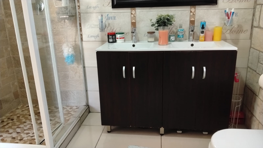 5 Bedroom Property for Sale in Greenhills Gauteng