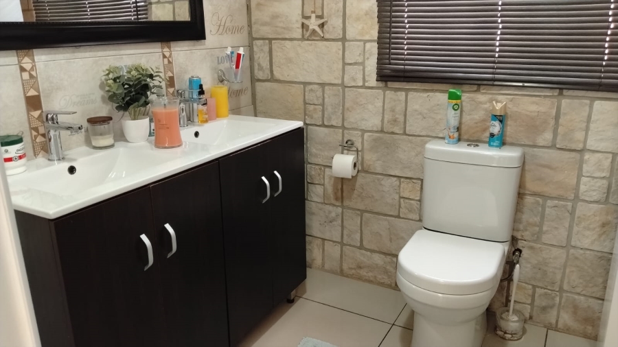 5 Bedroom Property for Sale in Greenhills Gauteng