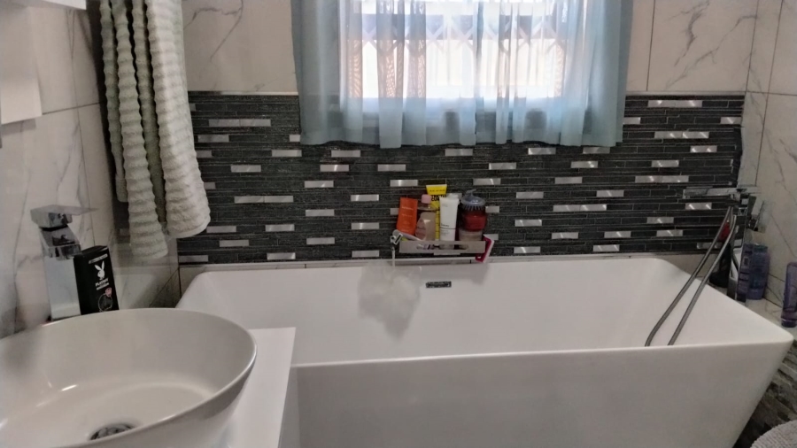 5 Bedroom Property for Sale in Greenhills Gauteng