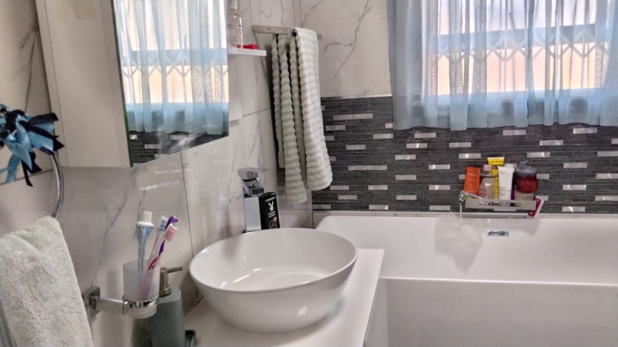 5 Bedroom Property for Sale in Greenhills Gauteng