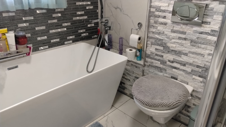 5 Bedroom Property for Sale in Greenhills Gauteng