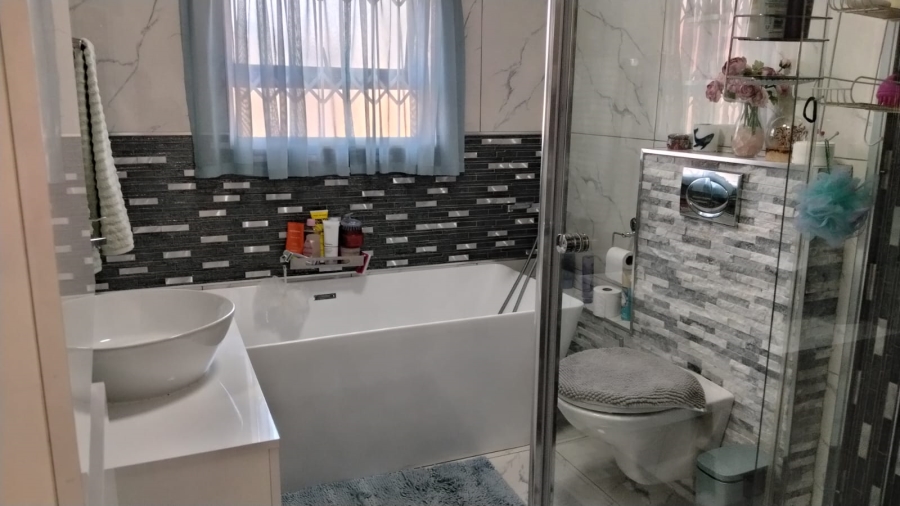 5 Bedroom Property for Sale in Greenhills Gauteng