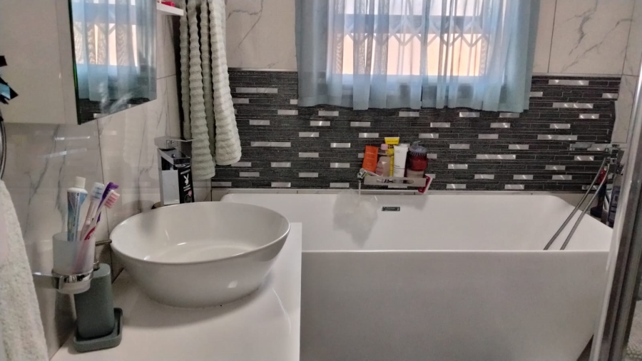 5 Bedroom Property for Sale in Greenhills Gauteng