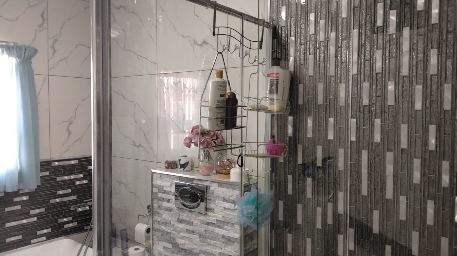 5 Bedroom Property for Sale in Greenhills Gauteng