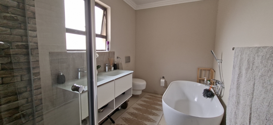 3 Bedroom Property for Sale in Wildtuinpark Gauteng