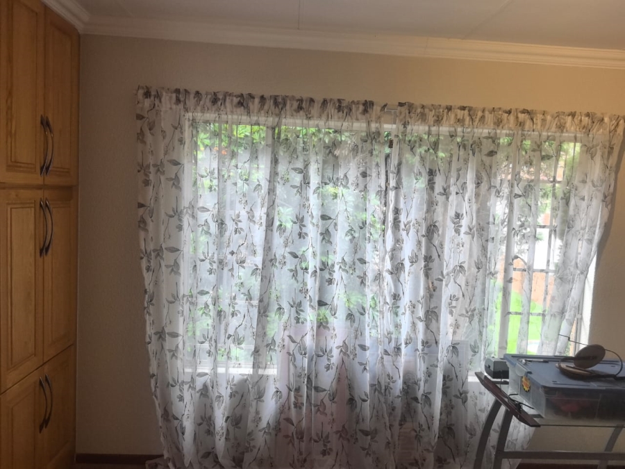 4 Bedroom Property for Sale in Helderkruin Gauteng