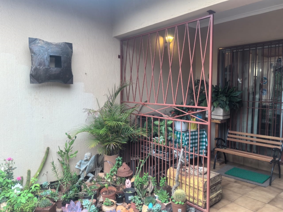 4 Bedroom Property for Sale in Wilro Park Gauteng