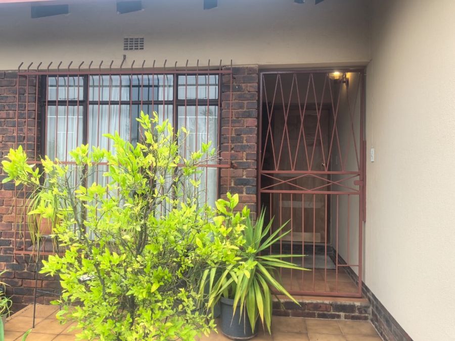 4 Bedroom Property for Sale in Wilro Park Gauteng