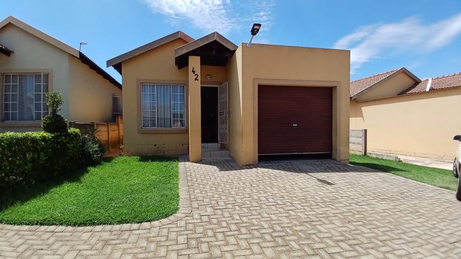 2 Bedroom Property for Sale in Mohlakeng Gauteng