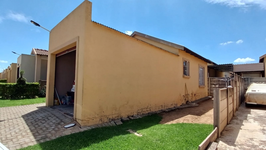 2 Bedroom Property for Sale in Mohlakeng Gauteng
