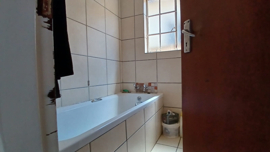 2 Bedroom Property for Sale in Mohlakeng Gauteng
