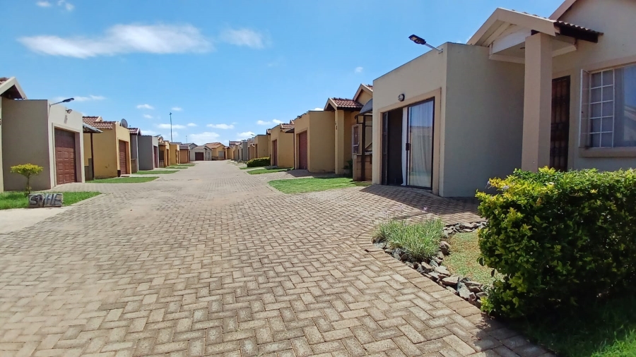 2 Bedroom Property for Sale in Mohlakeng Gauteng
