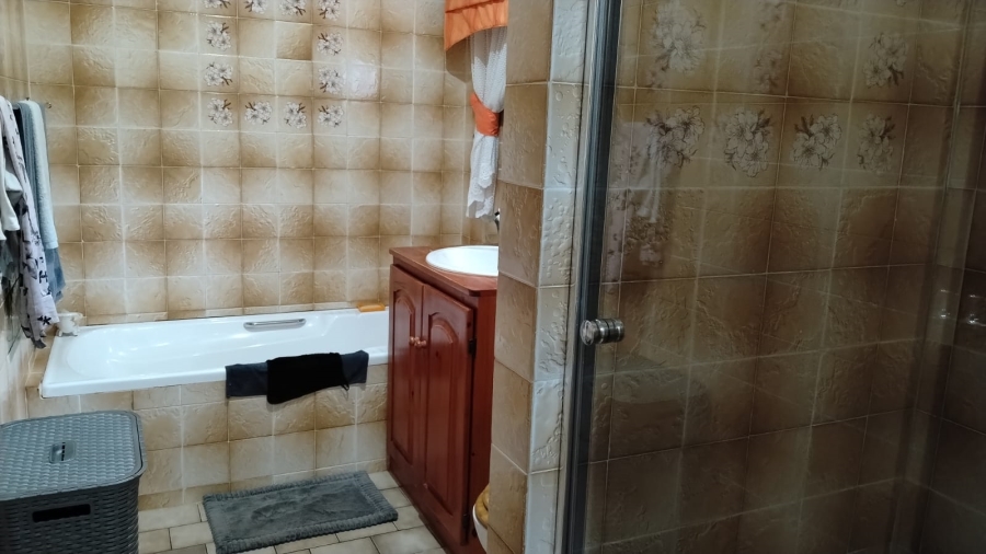 5 Bedroom Property for Sale in Randpoort Gauteng