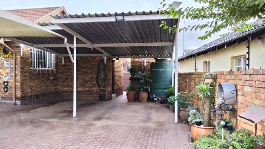 5 Bedroom Property for Sale in Randpoort Gauteng