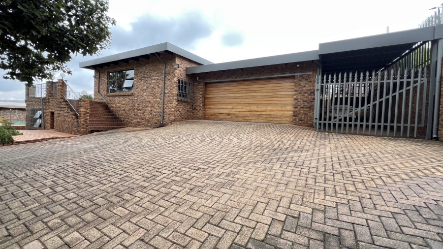 4 Bedroom Property for Sale in Helderkruin Gauteng