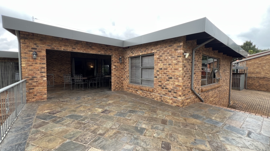 4 Bedroom Property for Sale in Helderkruin Gauteng
