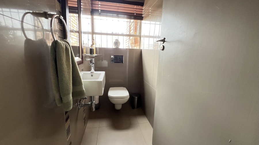 4 Bedroom Property for Sale in Helderkruin Gauteng