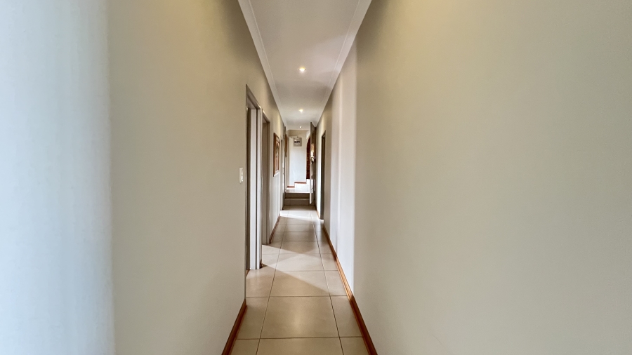 4 Bedroom Property for Sale in Helderkruin Gauteng