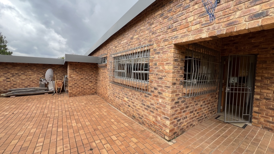 4 Bedroom Property for Sale in Helderkruin Gauteng