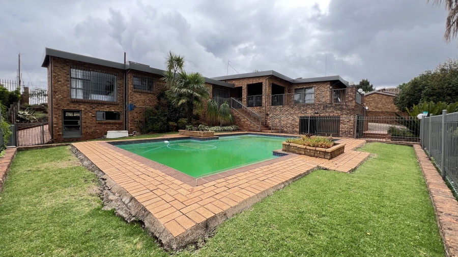 4 Bedroom Property for Sale in Helderkruin Gauteng