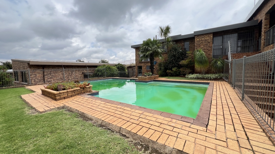 4 Bedroom Property for Sale in Helderkruin Gauteng